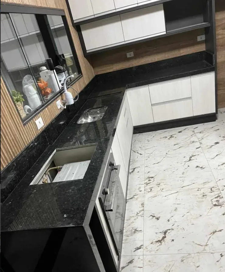 Cozinha: Bancada em L em granito preto