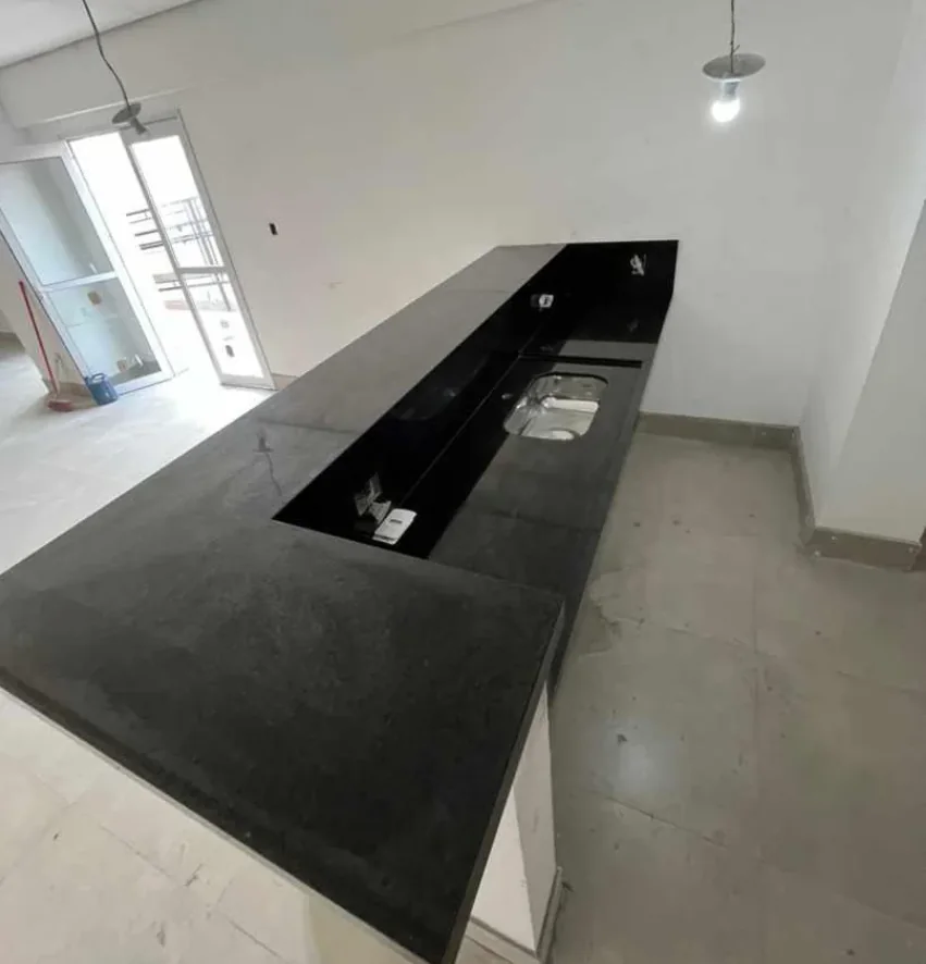 Cozinha: Península em granito preto escovado